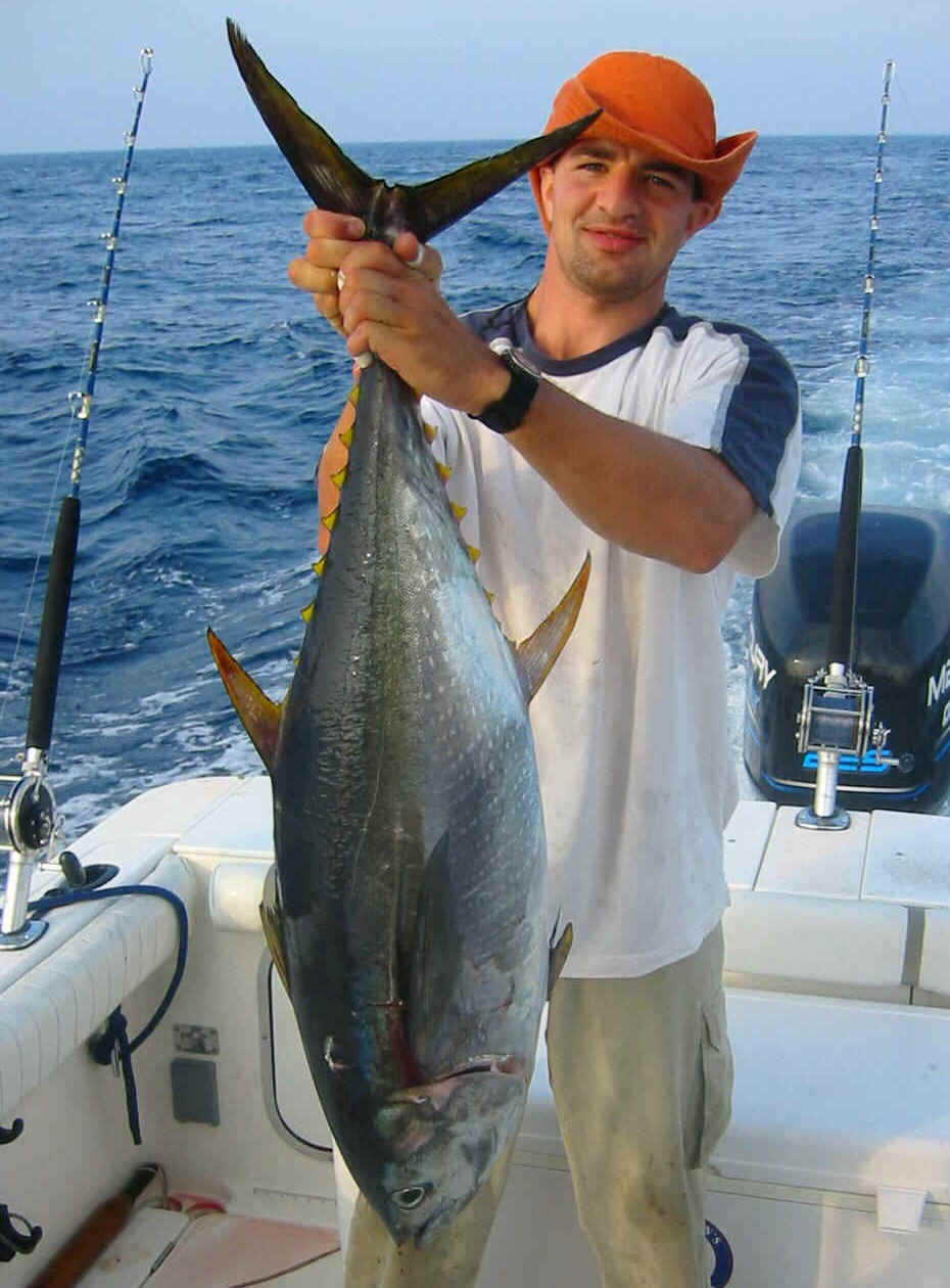 chris_holding_yellowfin.jpg (166684 bytes)